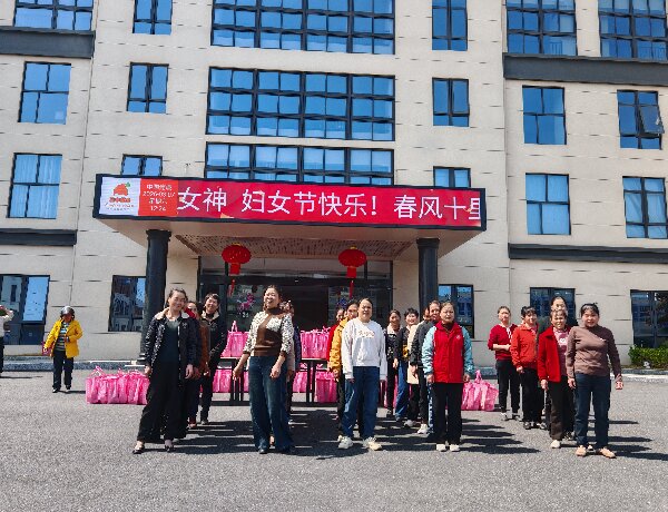 اللطف يحمل القوة، والنضال يزهر التألق.